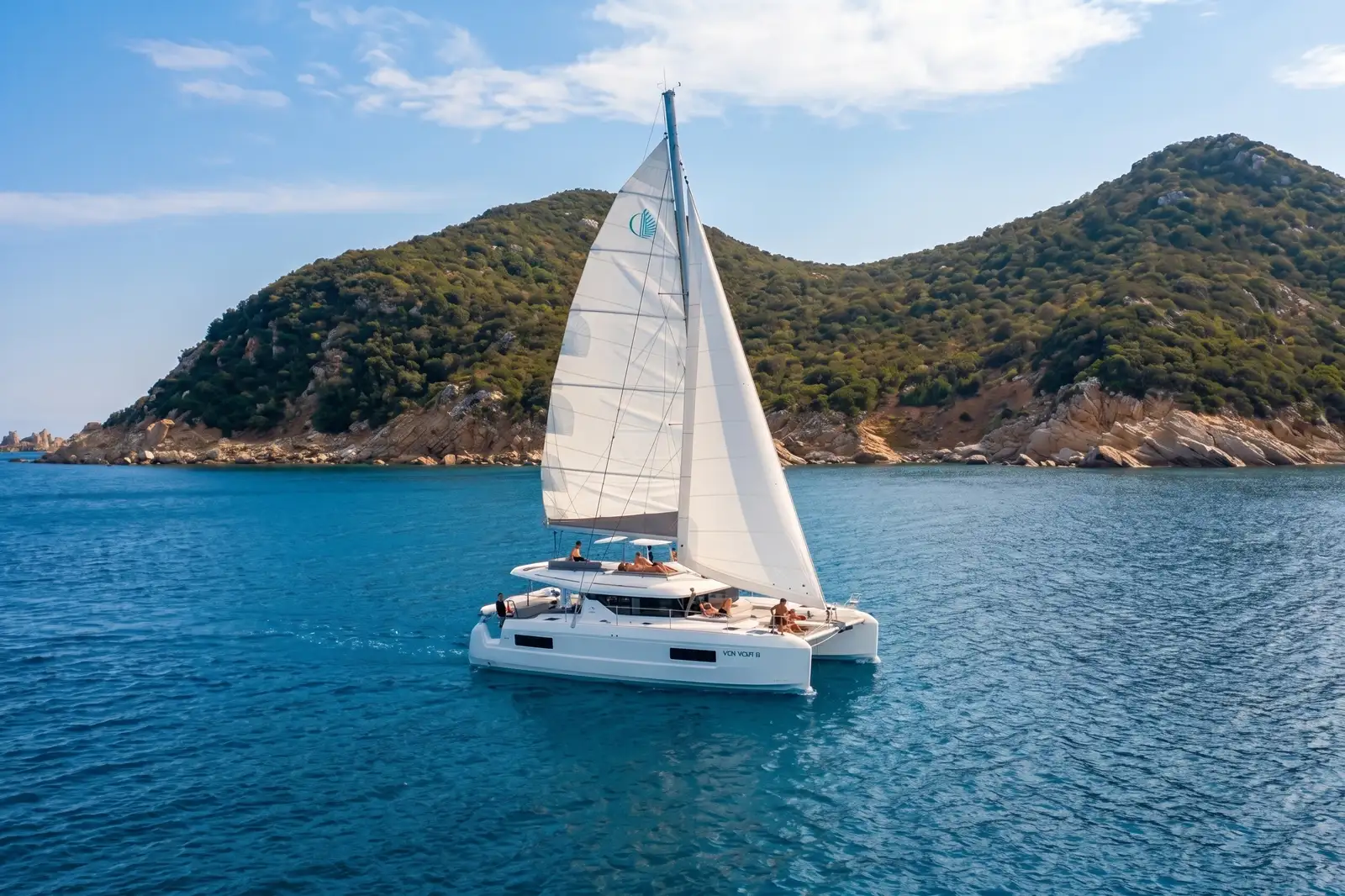 Barca a vela sul mare di Villasimius